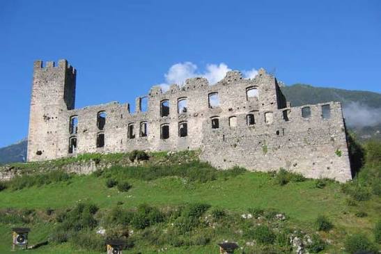 Rovine e torre di Castel Belfort a Spormaggiore