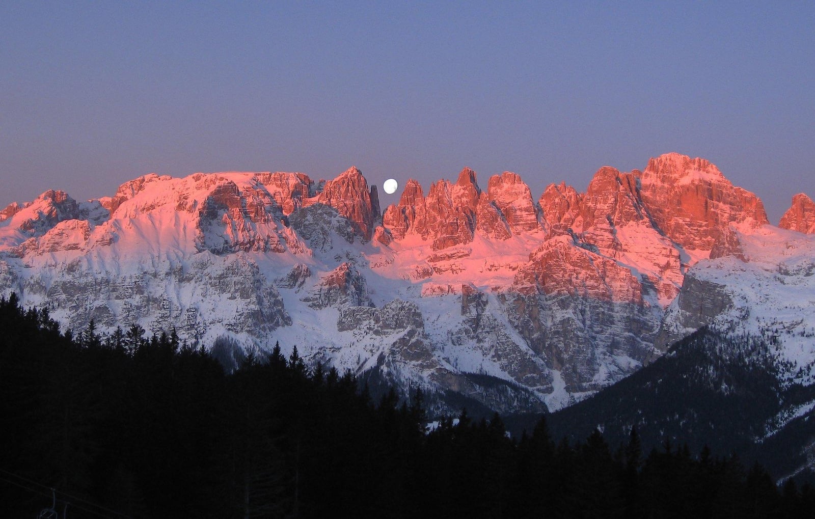 Dolomiti di Brenta innevate illuminate dal tramonto