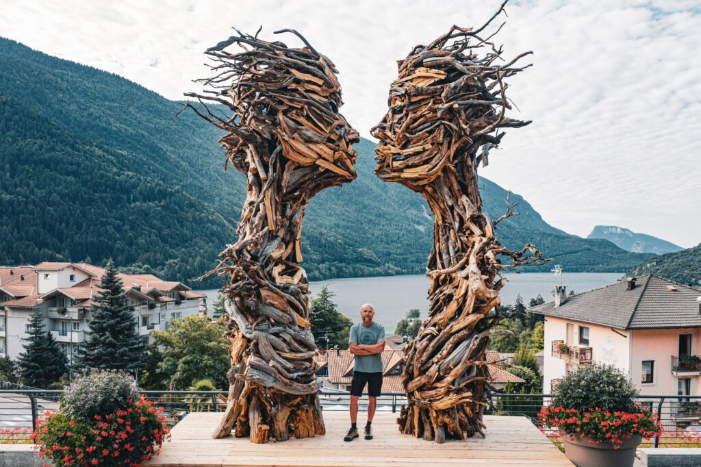 Il Bacio, scultura lignea di Marco Martalar davanti al Lago di Molveno