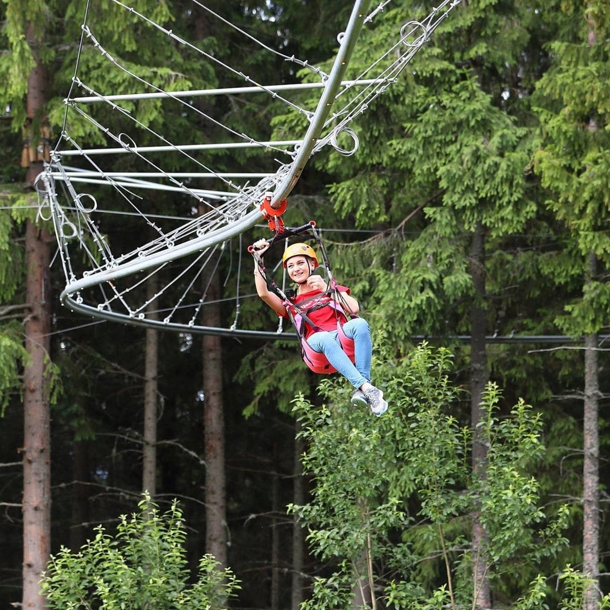 Persona sulla Roller Coaster Zipline Meriz nel bosco