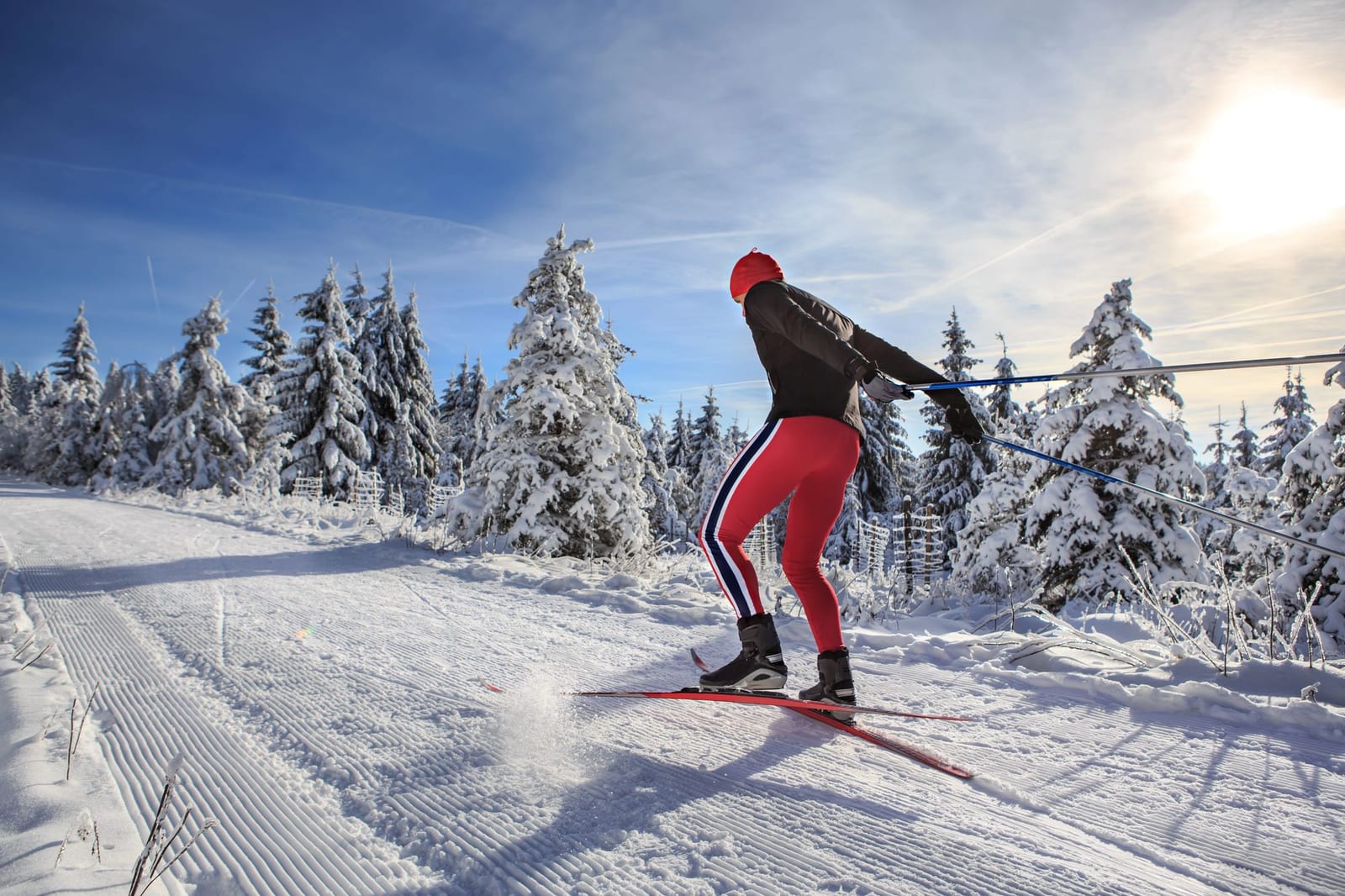 Fondista su una pista innevata per tecnica classica