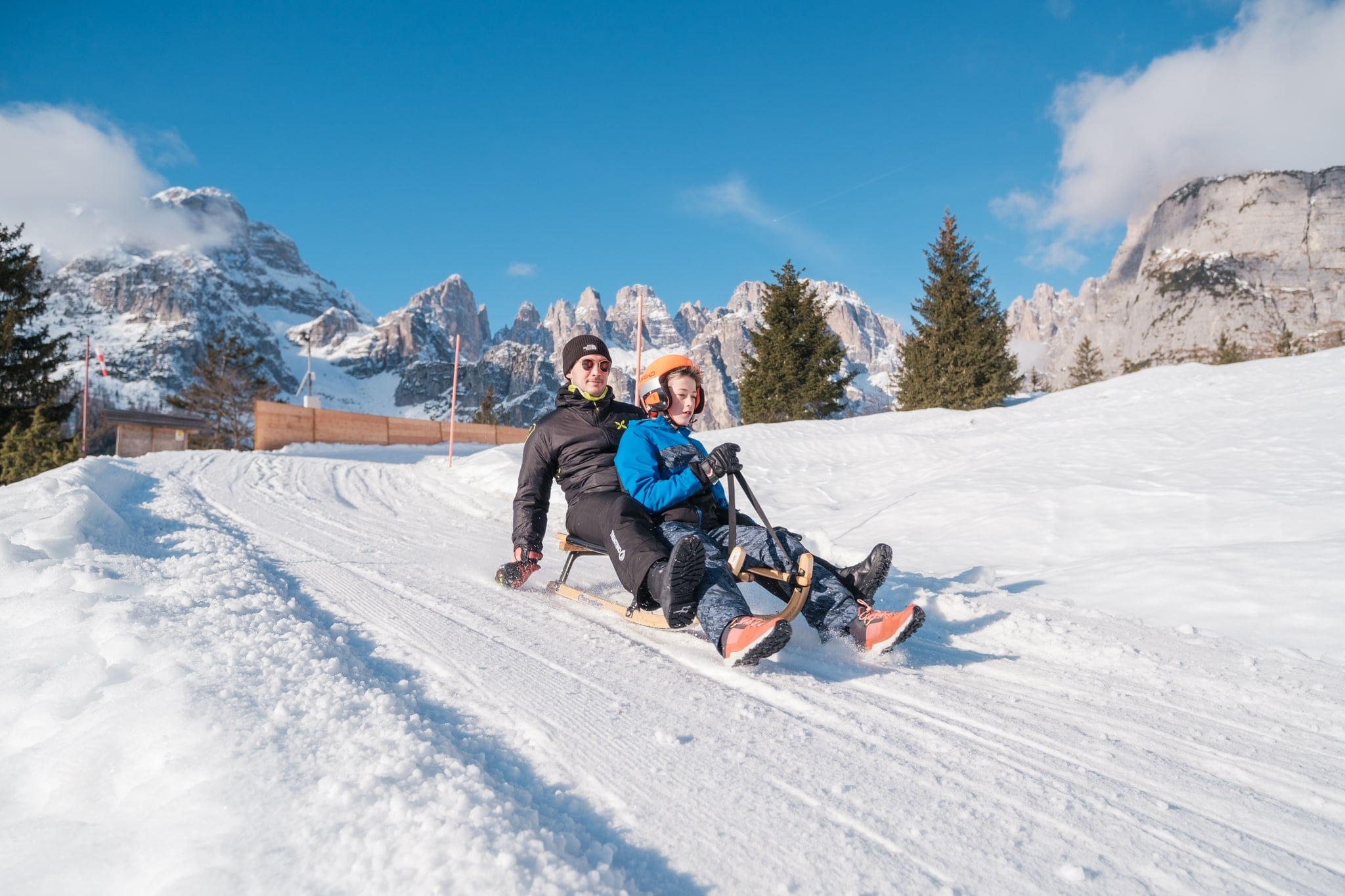 Slittino al Pradel con le Dolomiti di Brenta innevate sullo sfondo