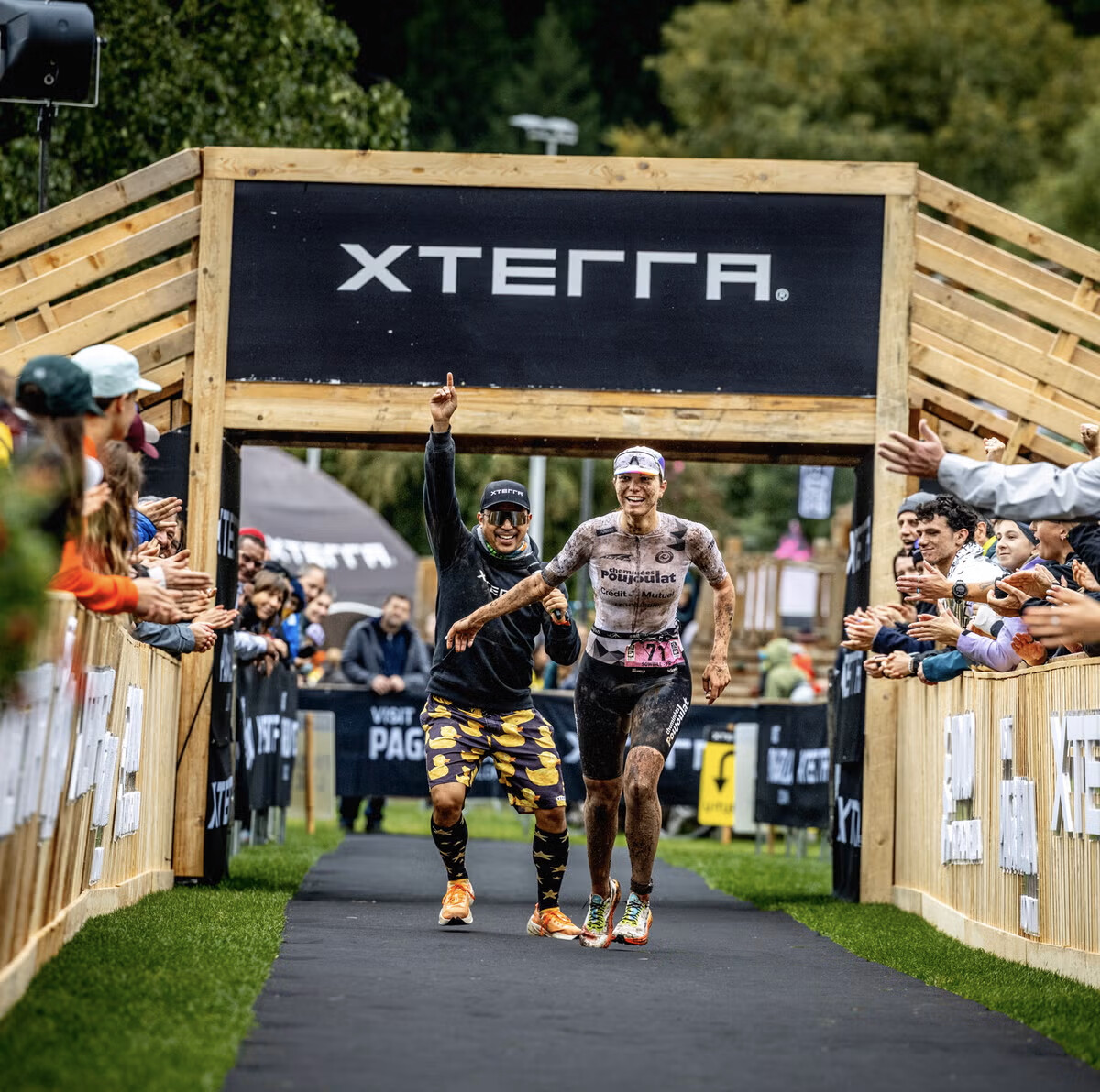 Arrivo XTERRA Molveno con atleta e pubblico